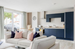 Modern 2 bed, cliff top & parking, F6
